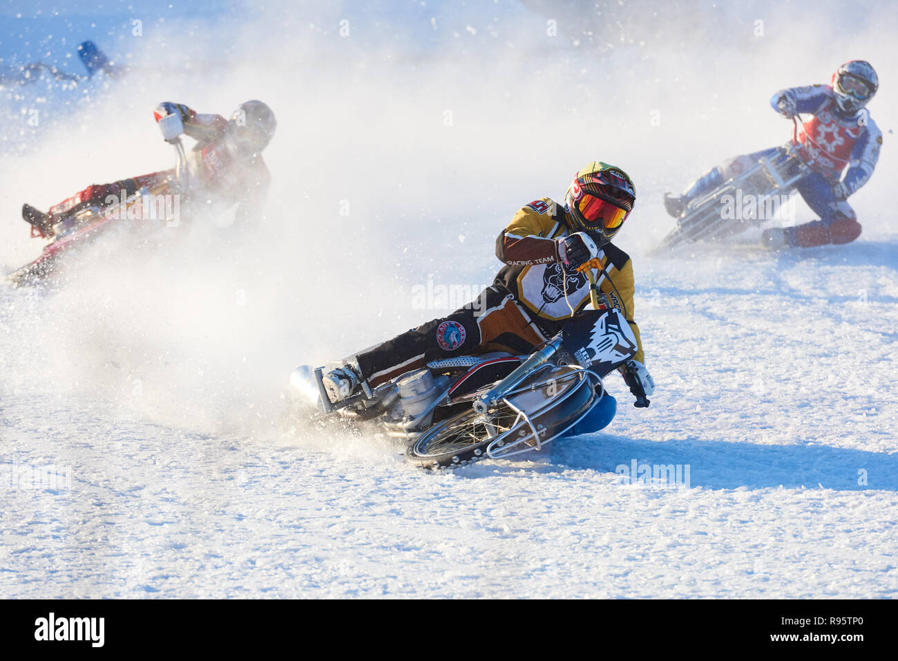 Novosibirsk, Russia - 20 dicembre 2014: motociclisti non identificato durante la semi-finale singole giostre di russo ice speedway campionato. Gli sport r Foto Stock