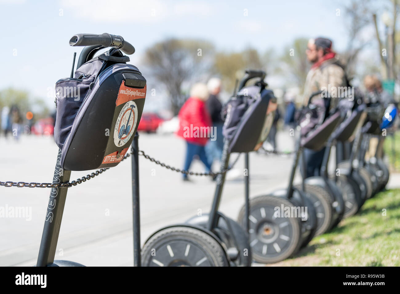 Washington DC, Stati Uniti d'America - Aprile 5, 2018: City Tours segway segways parcheggiato, lasciato a piedi al parco con nessuno, gente che passeggia in background sul mal nazionale Foto Stock
