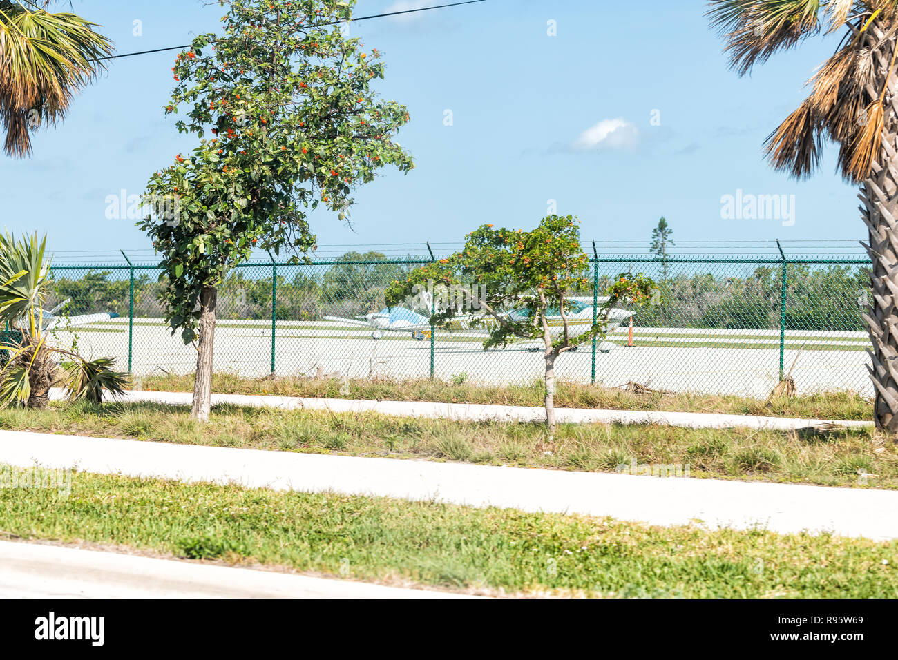 Maratona, Stati Uniti d'America - 1 Maggio 2018: Florida Keys Aeroporto Internazionale, MTH con una pista, gli aerei parcheggiati, palme lungo la Overseas Highway, US1 ROTTA, Foto Stock