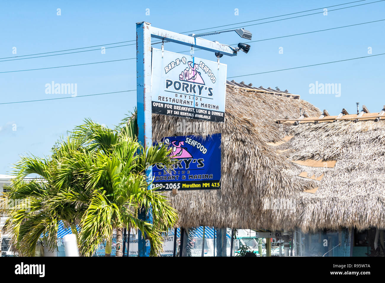 Maratona, Stati Uniti d'America - 1 Maggio 2018: Bar-B-q seafood Porky's bayside restaurant e bar marina, grill sulla Overseas Highway, strada, US1 in Florida keys Foto Stock