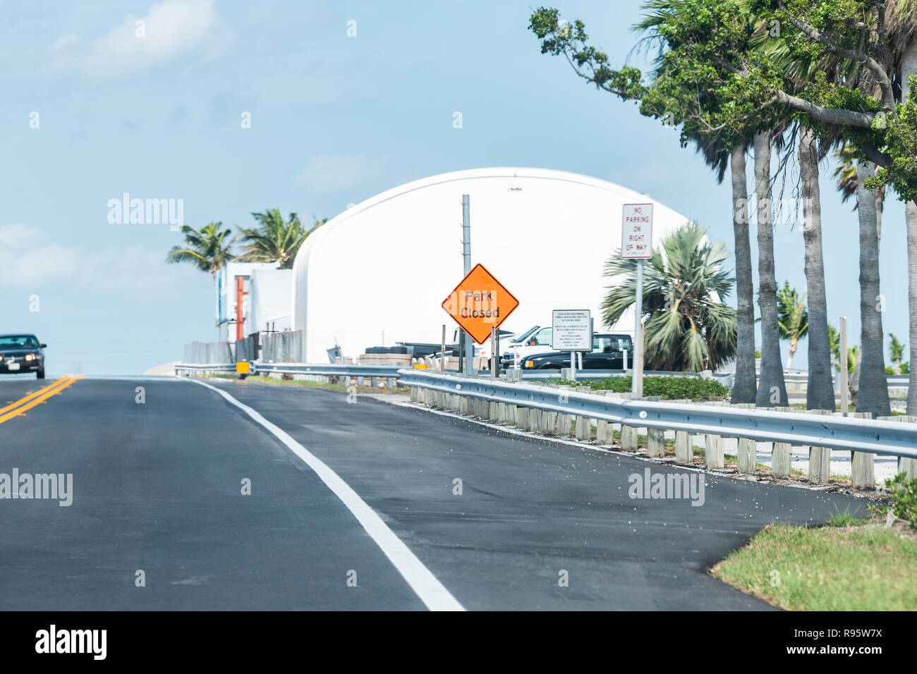 Maratona, Stati Uniti d'America - 1 Maggio 2018: Overseas Highway road con vetture, segno di traffico, nessun parcheggio, parco chiuso e le palme in Florida chiave, chiavi Foto Stock