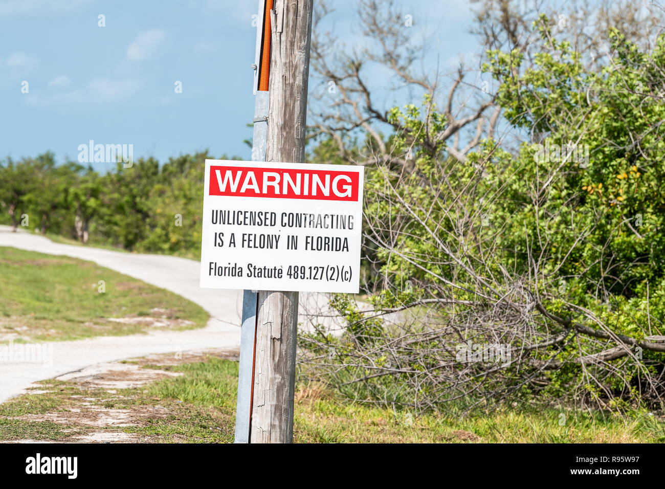 Bahia Honda Key, Stati Uniti d'America - 1 Maggio 2018: Segno di avvertimento dicendo senza licenza di parti è crimine in Florida, criminalità, reato penale, sviluppo immobiliare Foto Stock