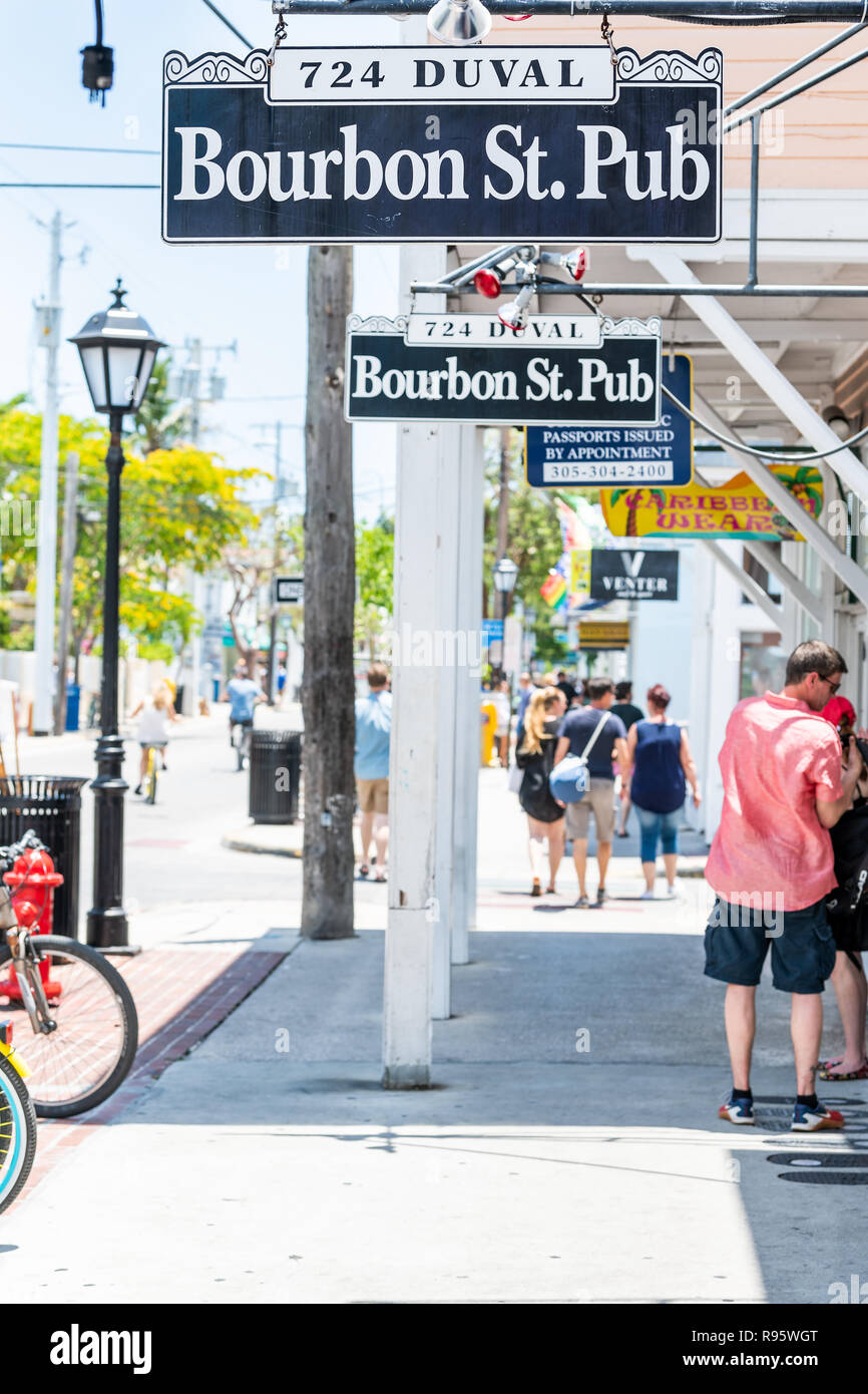 Key West, Stati Uniti d'America - 1 Maggio 2018: Closeup di Bourbon St Street pub di stile New Orleans segno per i turisti turismo Florida a Duval road, marciapiede di persone a piedi Foto Stock