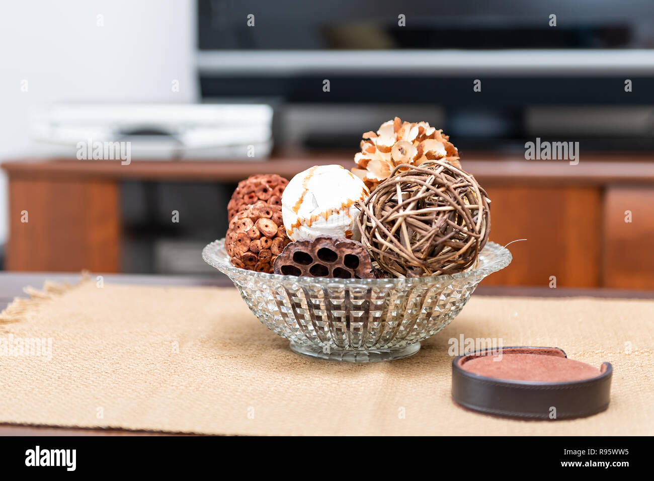 Moderno e contemporaneo, decor pulito con vaso sulla tabella, tovaglie, coaster set, sfere di vimini, cono, appartamento, casa, casa in soggiorno, TV Foto Stock