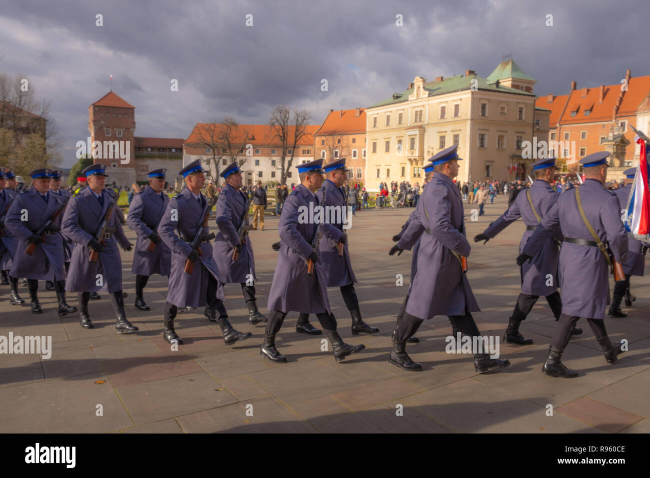Lucidare il giorno di indipendenza dignitario parata militare e impostazione di Wawel Castel Foto Stock
