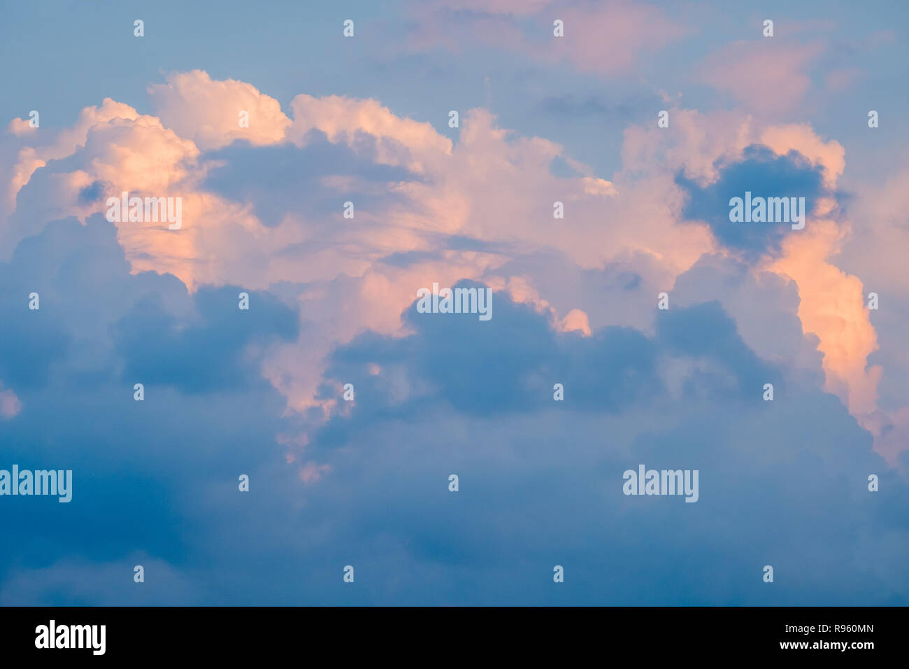 Bellissimo cielo con soffici nuvole Foto Stock