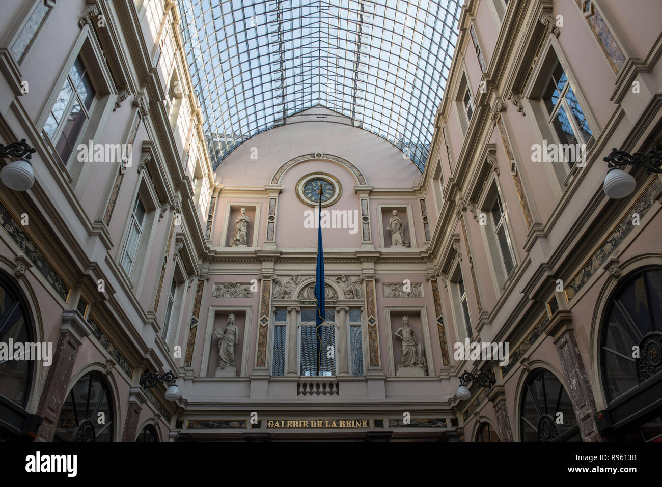 Architettura di Galeries Royales Saint Hubert a Bruxelles. Si tratta di un ensemble di shopping arcade e ha un affascinante architettura che è sbalorditivo Foto Stock