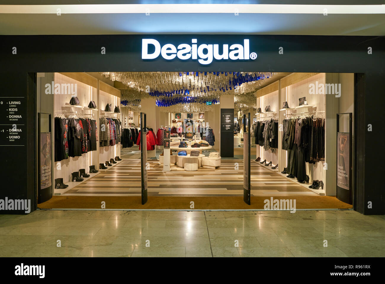 Milano, Italia - circa novembre, 2017: abbigliamento Desigual store a Milano  Foto stock - Alamy