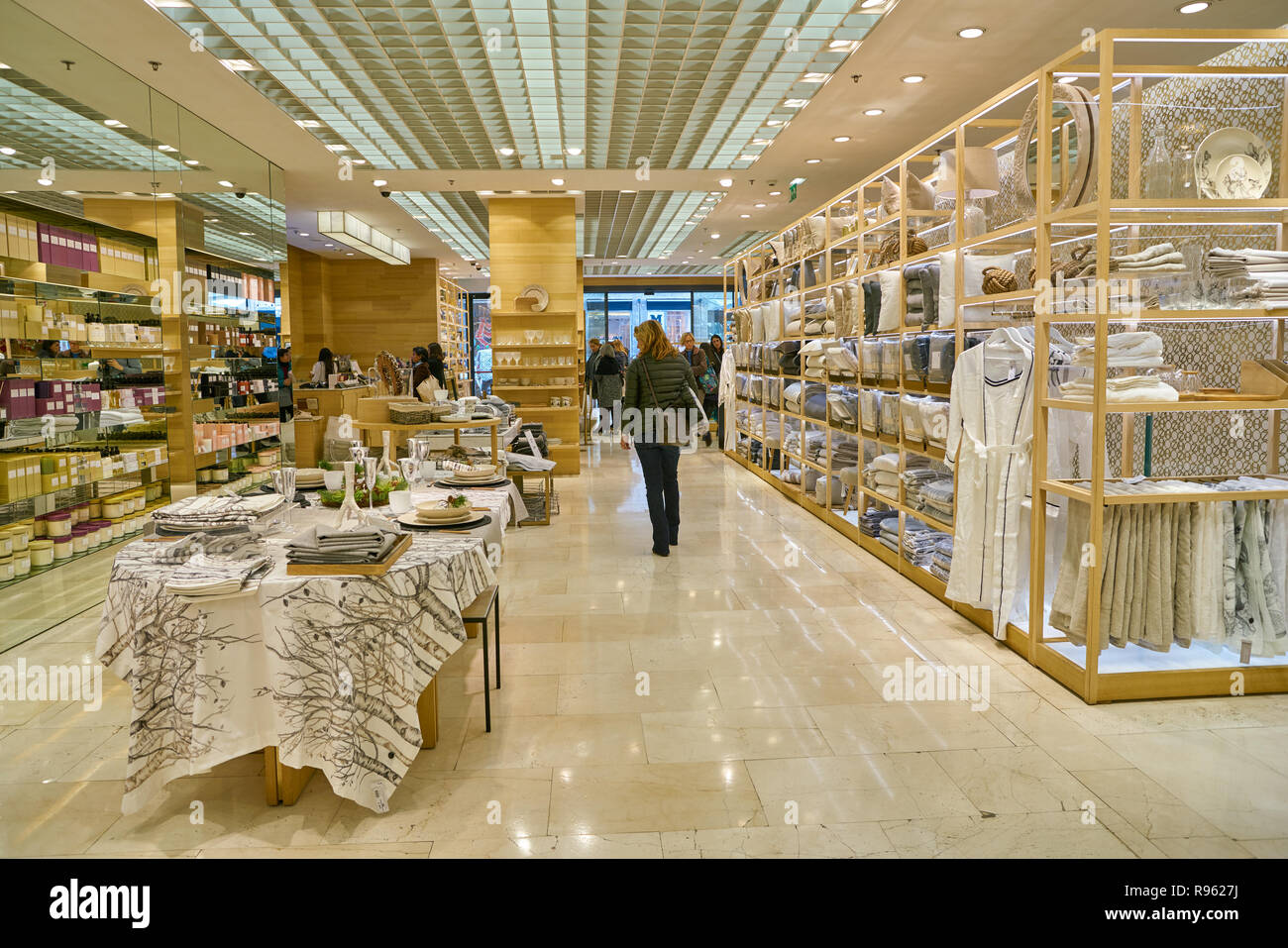 Milano, Italia - circa novembre, 2017: interni colpo di Zara Home store a  Milano Foto stock - Alamy