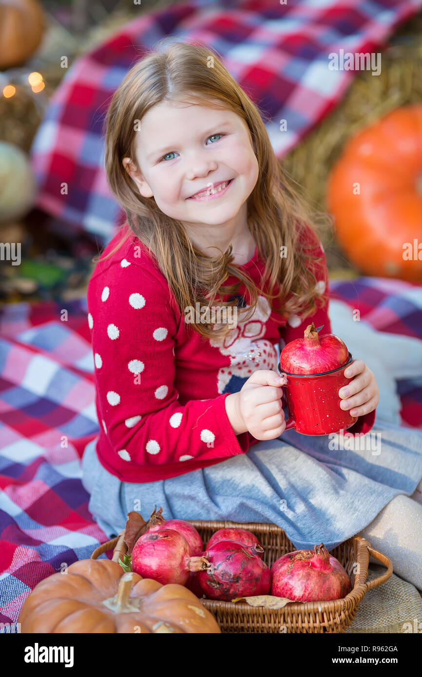 Bambino felice ragazza con zucca all'aperto in halloween. Foto Stock