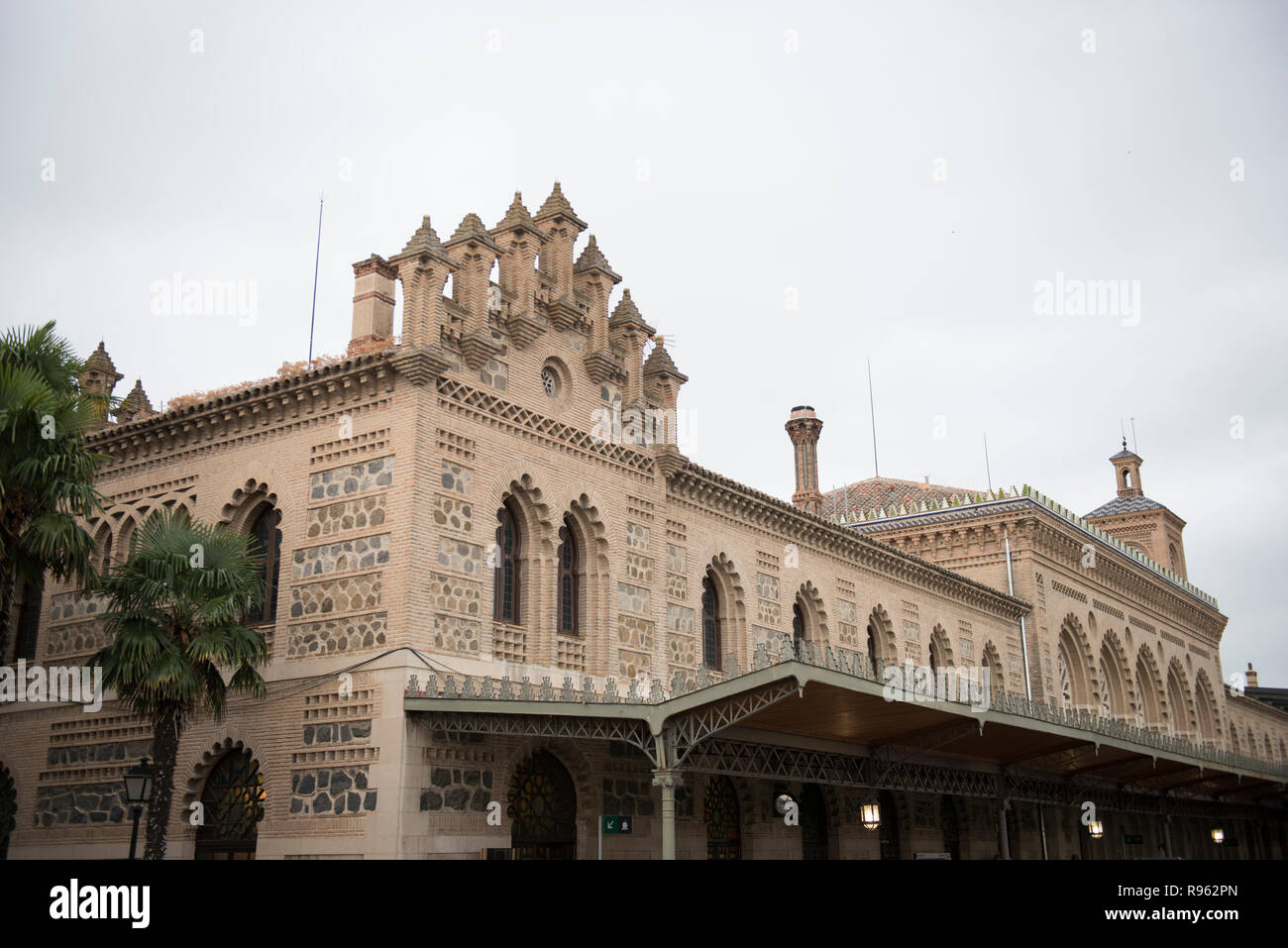 Su questo primo piano, un vecchio edificio architettonico è visto. L'edificio sembra essere stato abbastanza vecchio di epoca medievale architettura. Foto Stock