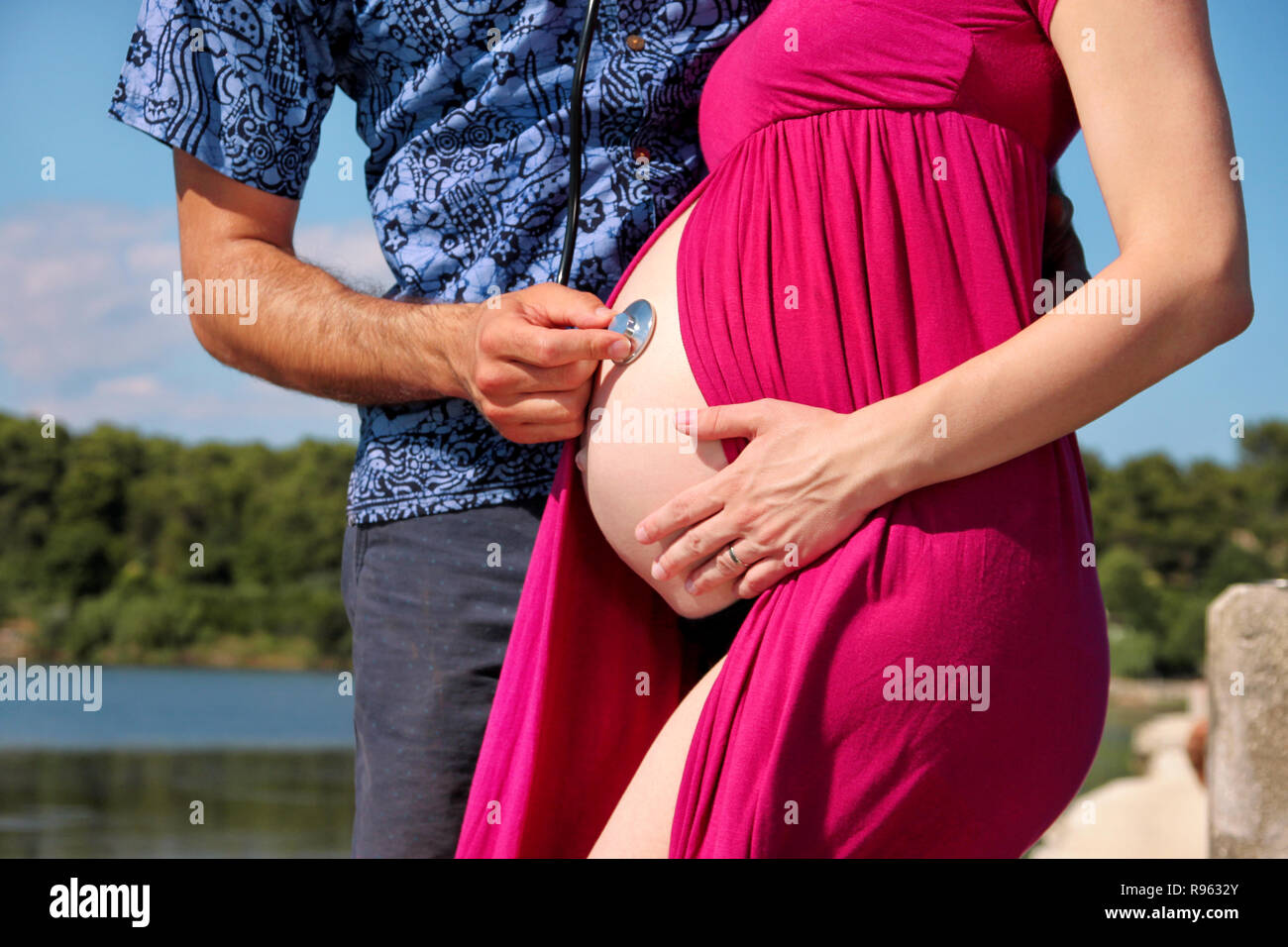 Donna incinta utilizzando uno stetoscopio per ascoltare il suo bambino la  frequenza cardiaca suono, madre ascoltare il suo feto concetto Foto stock -  Alamy