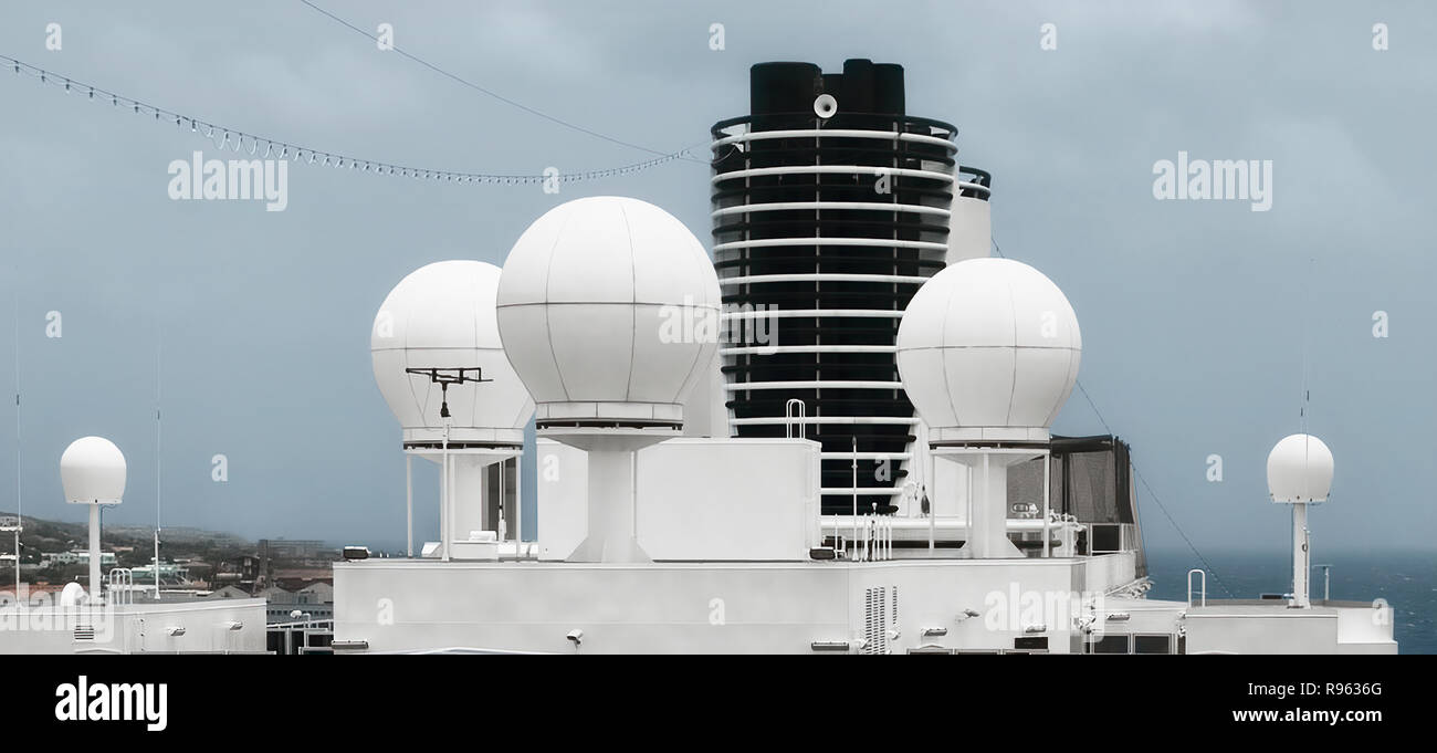 Sistema satellitare sulla parte superiore di una nave Foto Stock