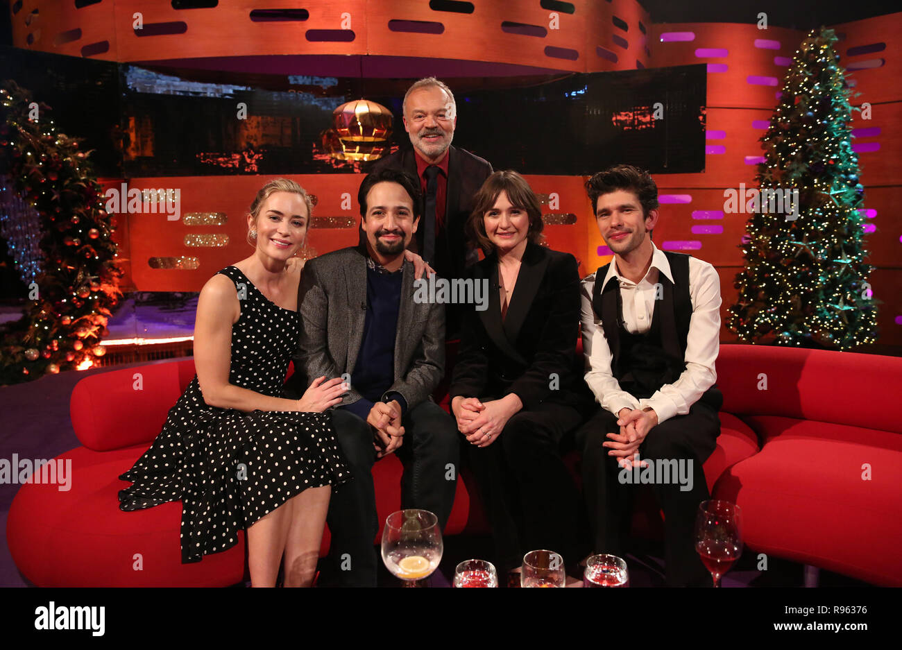 Host Graham Norton con (seduti da sinistra a destra) Emily Blunt, Lin-Manuel Miranda, Emily Mortimer e Ben Whishaw durante le riprese del Graham Norton Show alla BBC Studioworks 6 Centro Televisivo, Wood Lane, Londra, per essere messo in onda su BBC One il venerdì sera. Premere l'associazione. Data di rilascio: giovedì 20 dicembre, 2018. Foto di credito dovrebbe leggere: immagini PA a nome della TV in modo Foto Stock