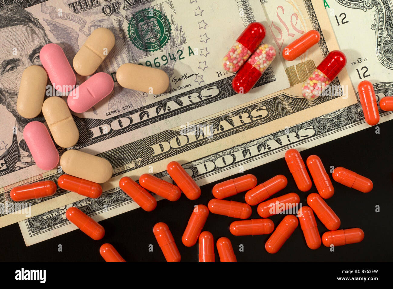 Le compresse, pillole, capsule in dollari dello sfondo. Concetto di terapia costosa. Foto Stock
