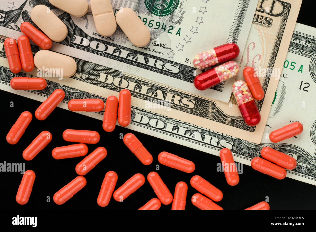 Red compresse, capsule in dollari dello sfondo. Tema della medicina moderna terapia Foto Stock