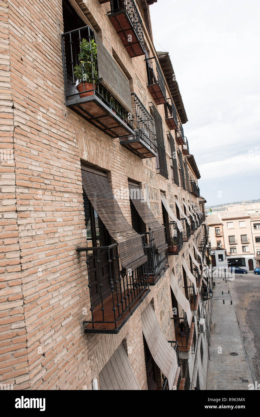 Esterno di un edificio locale in Spagna. L'edificio sembra essere un mix di vecchio e di architettura moderna. Le strade sembrano essere stretta. Sembra essere un Foto Stock