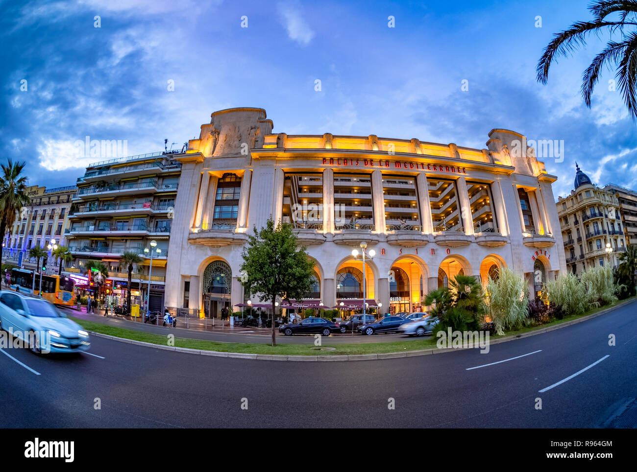 Nizza, Francia - 10 Ottobre 2018: Cote d'Azur di Nizza, celebre architettura del palazzo Mediterranee illuminato di sera le luci in Francia Foto Stock