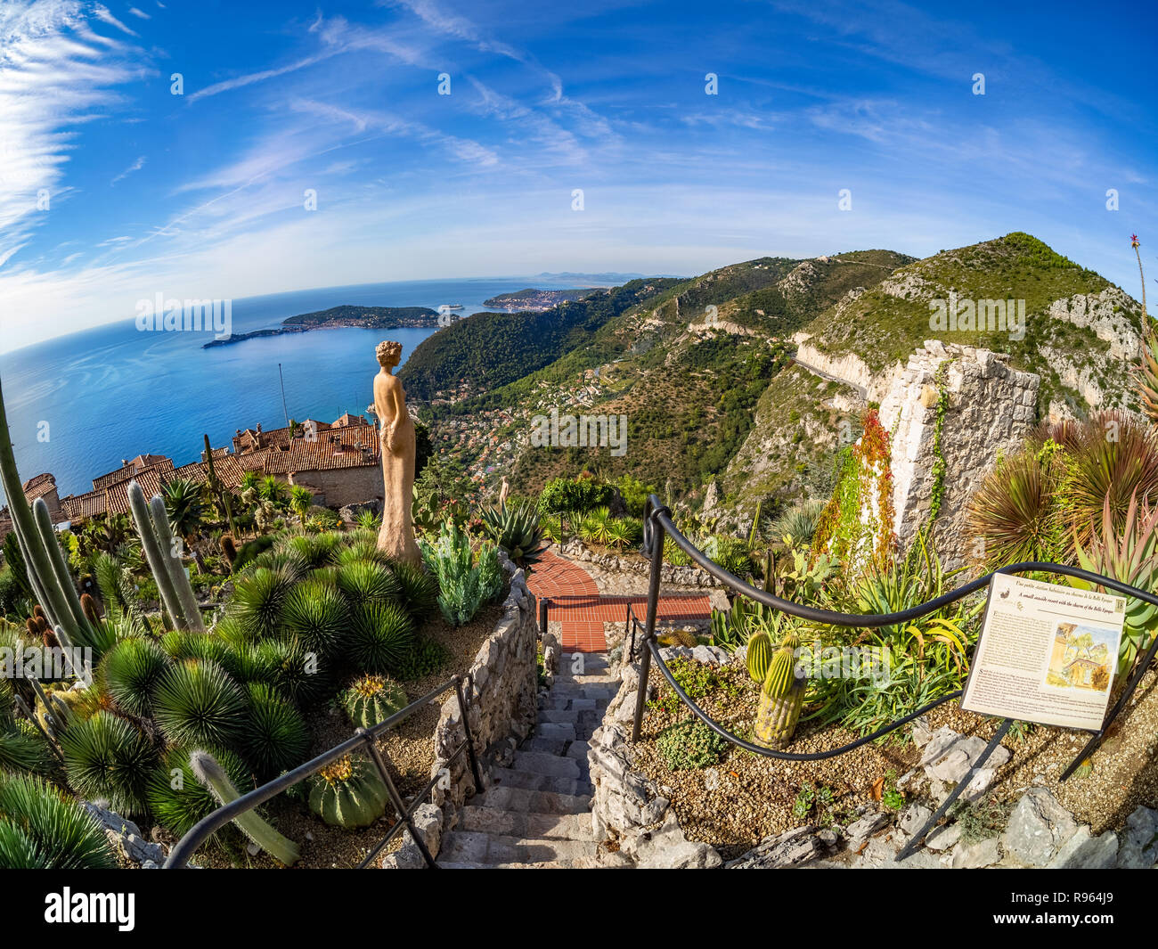 Antenna di vista panoramica sulla costa Azzurra e la Cote d Azur da Eze village e Barbara statua (protettore della città) in Francia Foto Stock