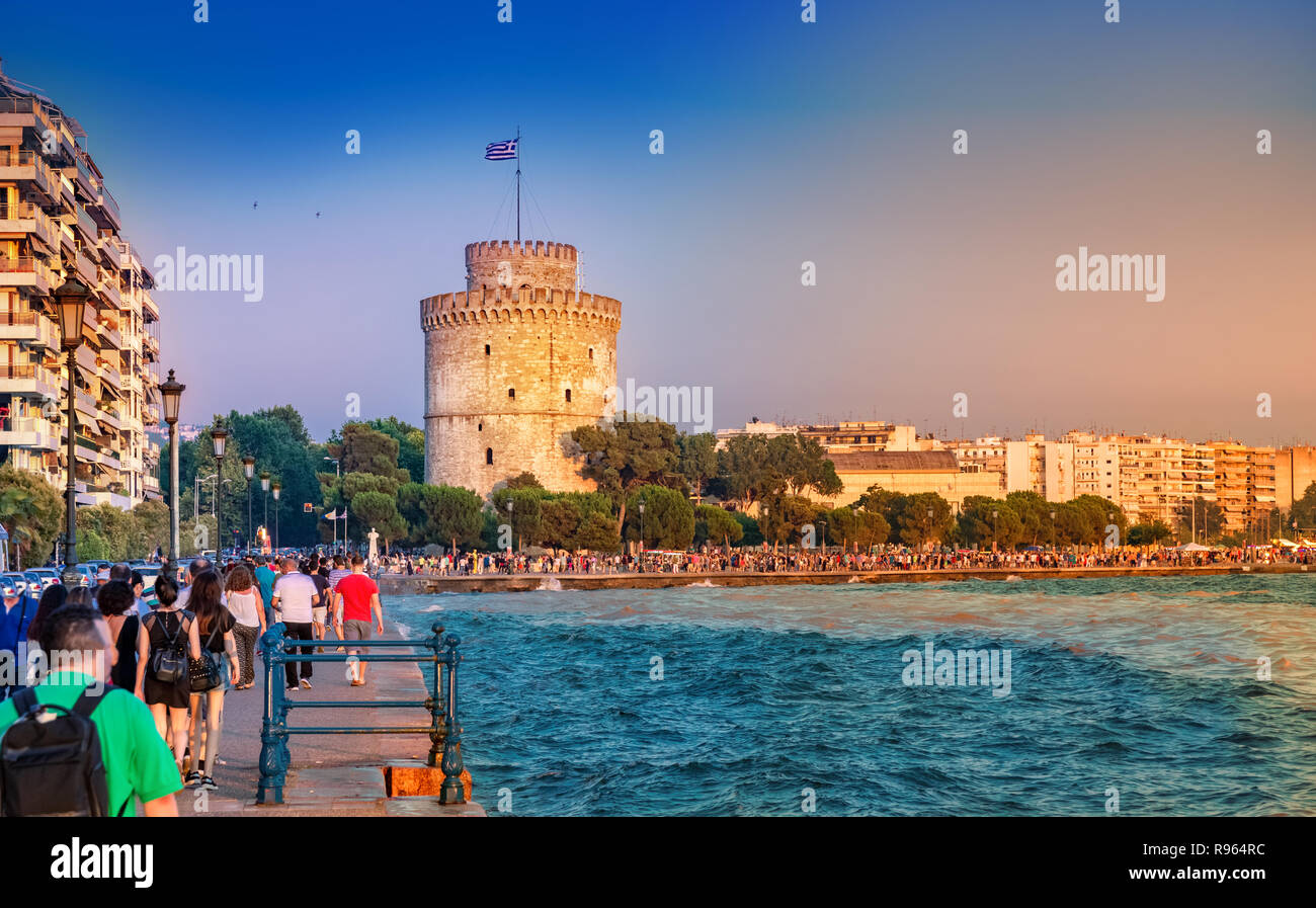 Colorato tramonto sulla città Salonicco in vacanza estiva, con i turisti a camminare verso il centro della città in Grecia Foto Stock