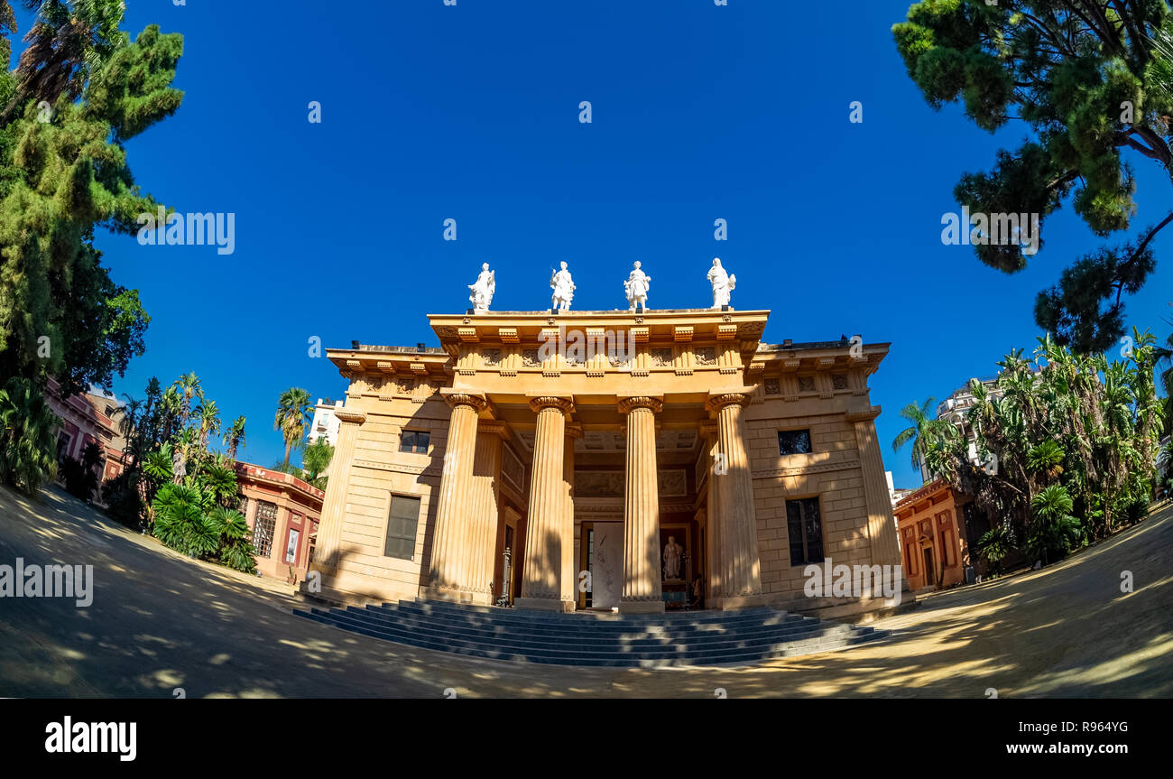 Antico edificio della vecchia scuola di botanica, famosa Università di Palermo. Orto Botanico di Palermo Foto Stock
