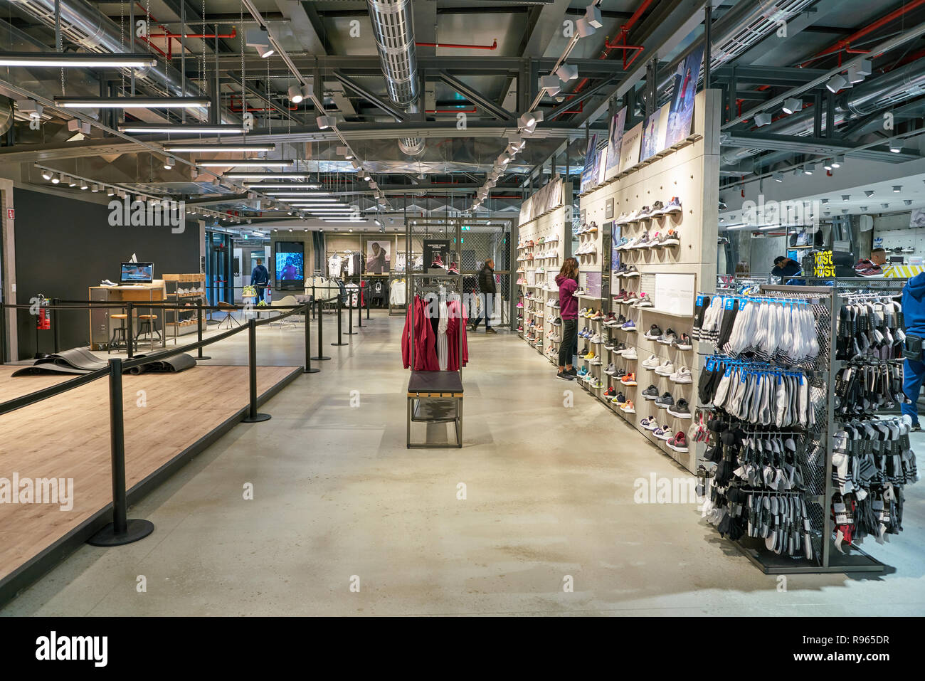 Milano, Italia - circa novembre, 2017: all'interno di adidas Store a Milano  Foto stock - Alamy