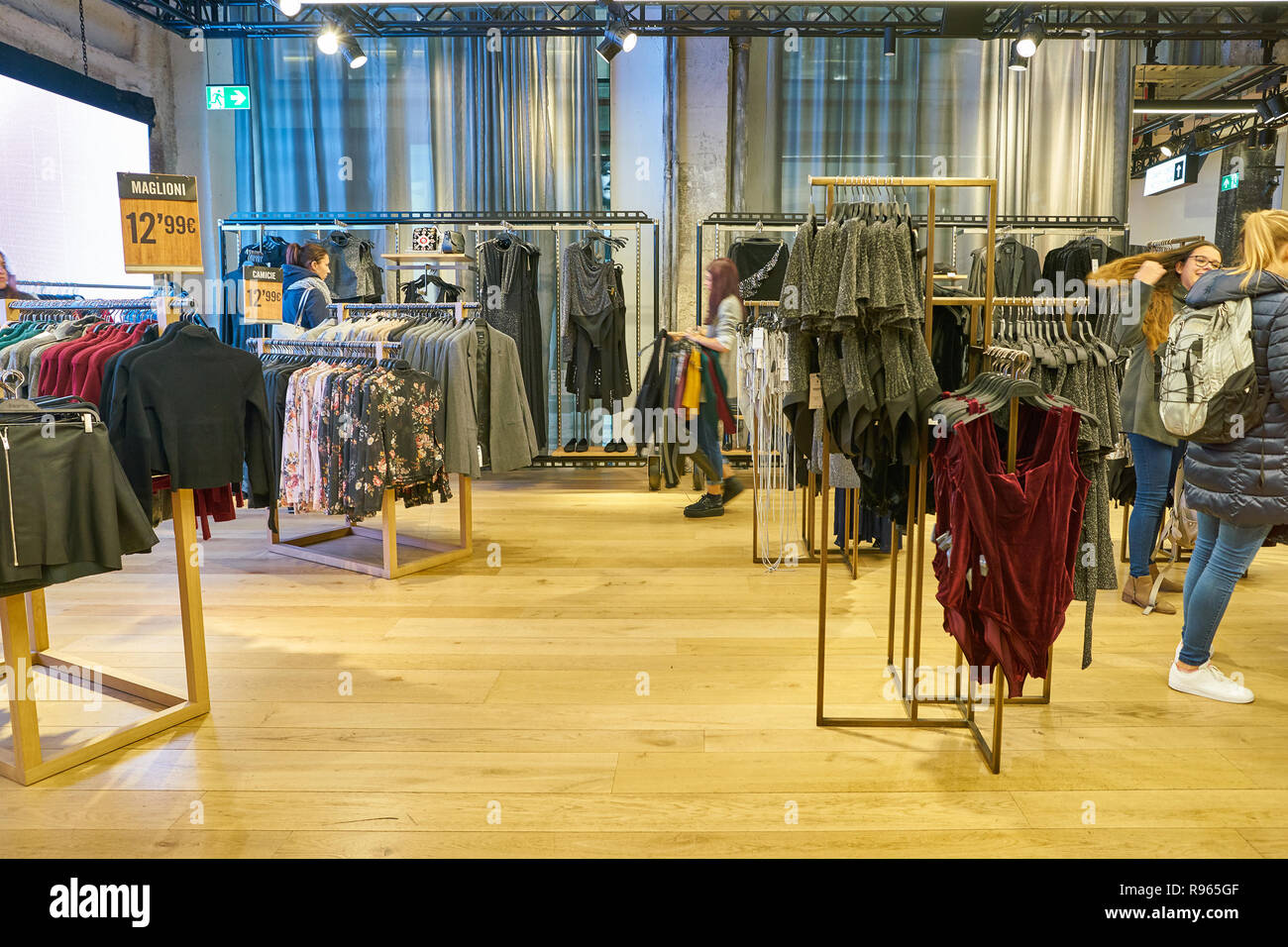 Milano, Italia - circa novembre, 2017: abbigliamento sul display a Bershka  store a Milano Foto stock - Alamy