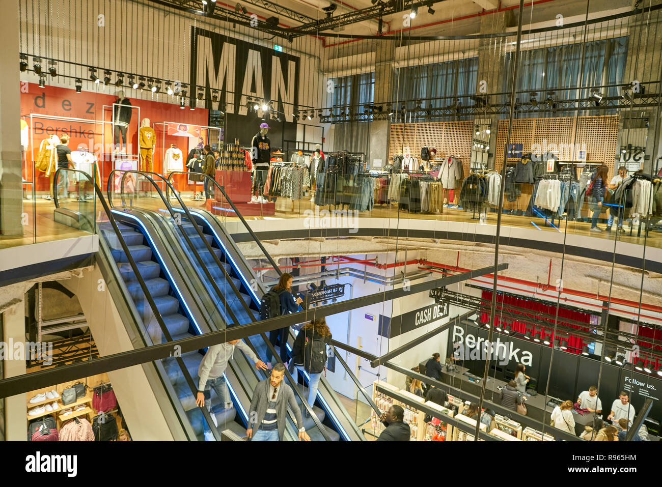 Milano, Italia - circa novembre, 2017: all'interno di Bershka store a Milano  Foto stock - Alamy