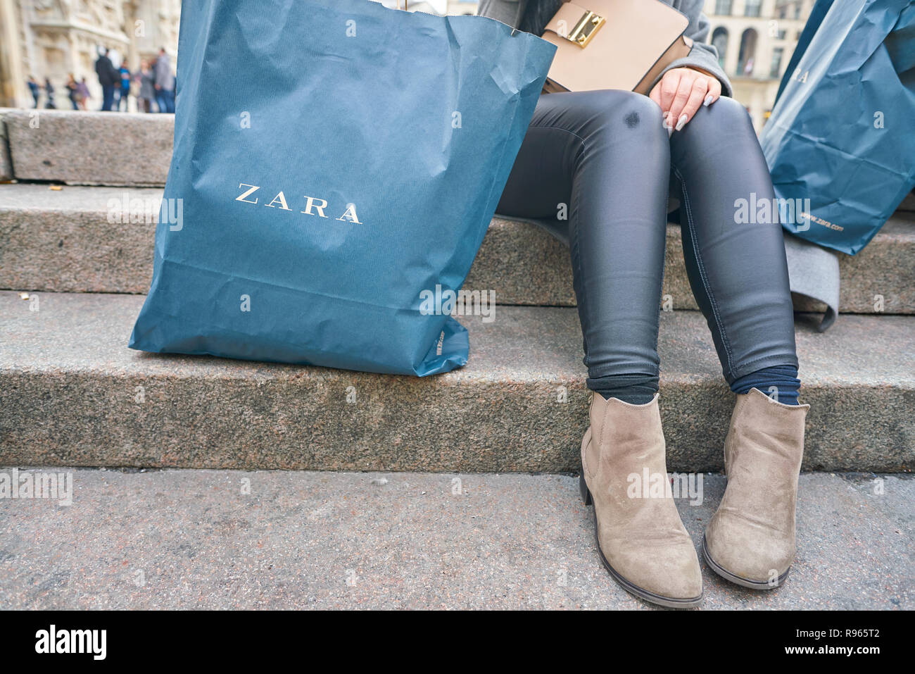Milano, Italia - circa novembre, 2017: una donna con il marchio Zara borsa per lo shopping a Milano Foto Stock