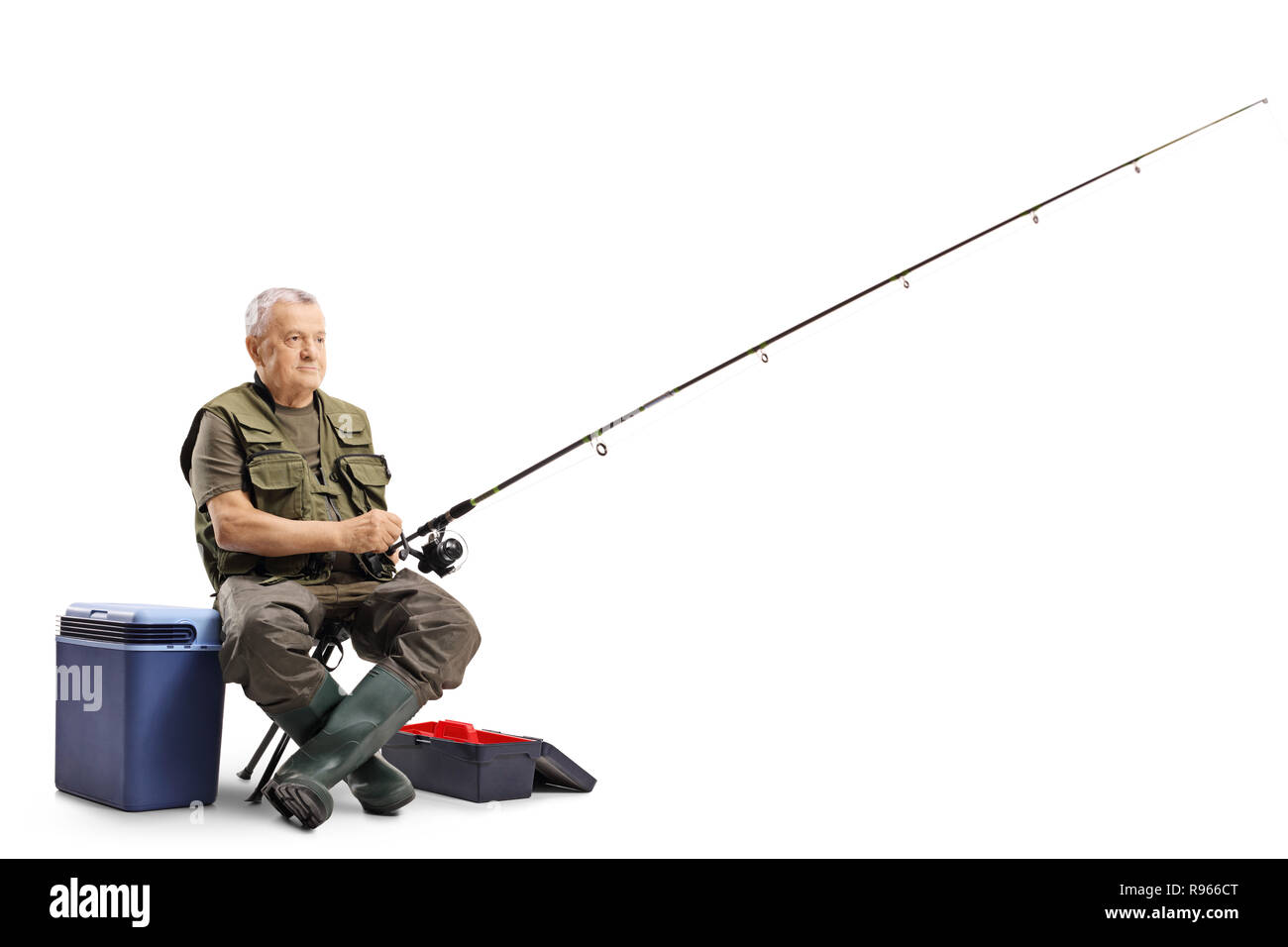 Pescatore seduto su una sedia con una canna da pesca isolati su sfondo bianco Foto Stock