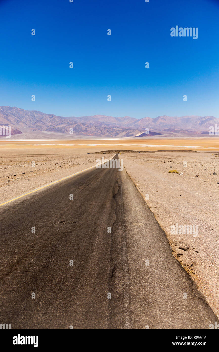 Strada attraverso la Valle della Morte USA luogo più caldo della terra e il punto più basso NEGLI STATI UNITI Foto Stock