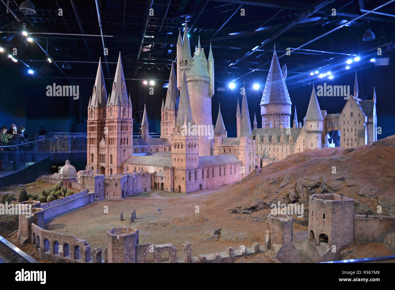 La scuola di Hogwarts Scuola di Magia e Stregoneria di Hogwarts, modello a Harry Potter Studios a Leavesden, London, Regno Unito Foto Stock