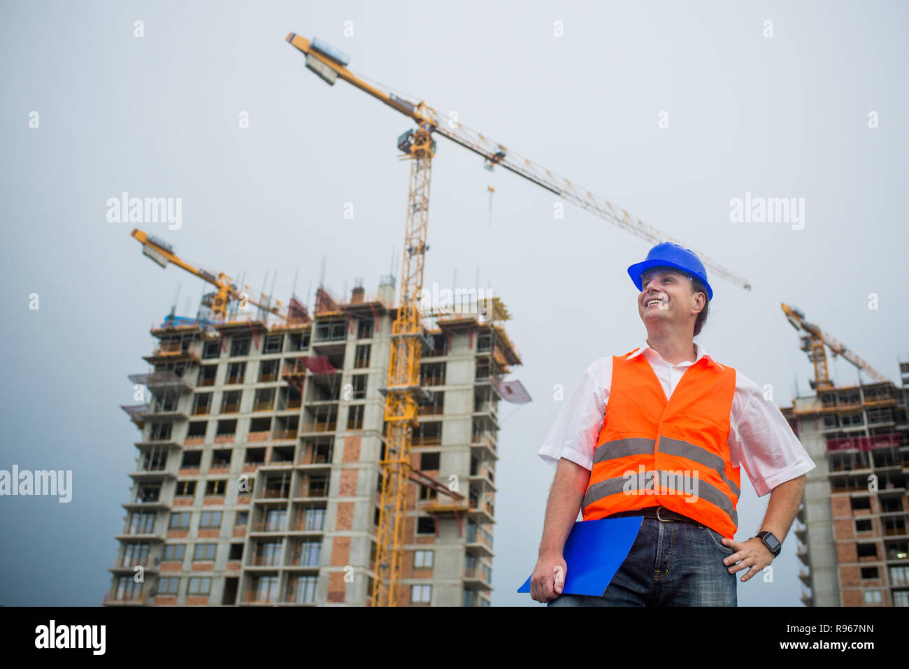 Architetto felice in un cantiere durante un progetto di alloggiamento Foto Stock