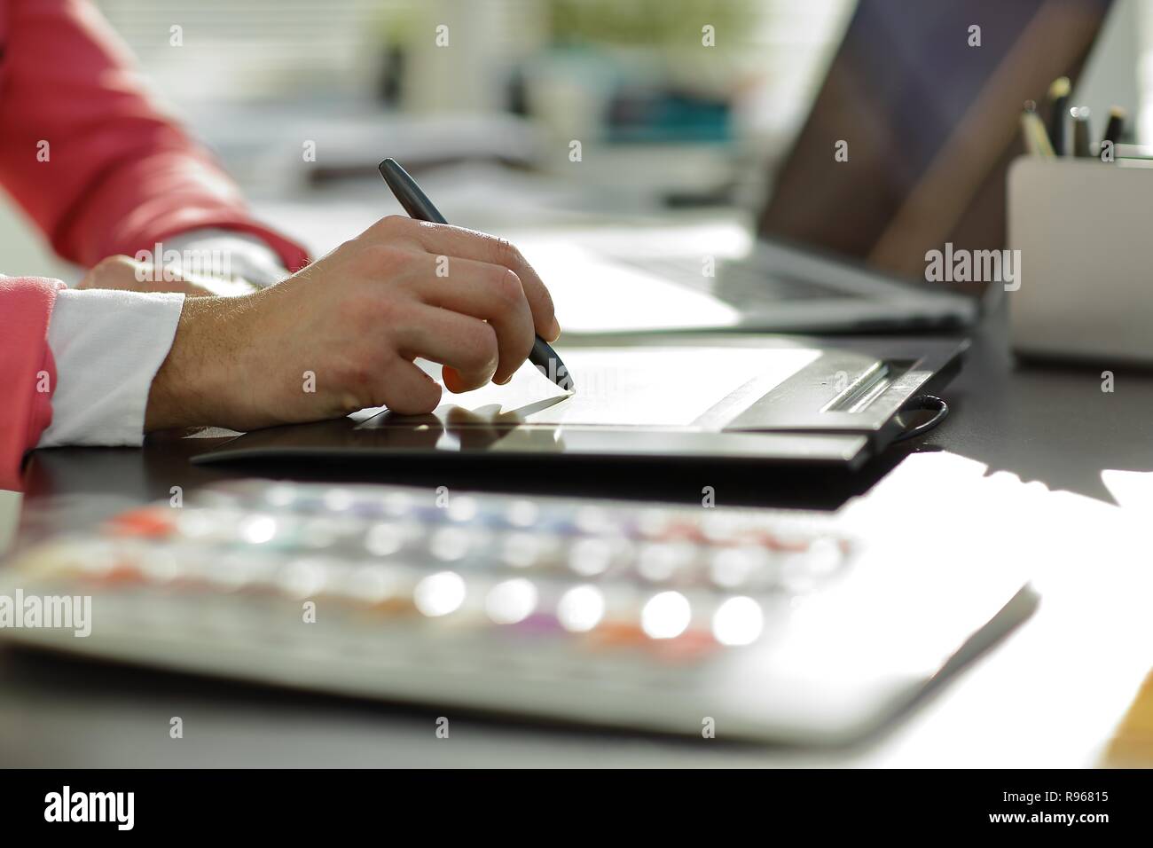 Close up.fashion designer che lavora sulla tavoletta grafica Foto Stock