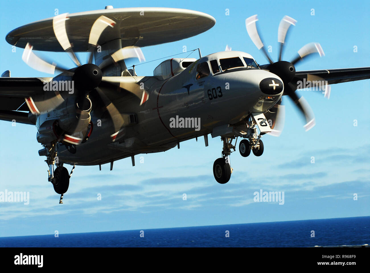 Un E-2C Hawkeye assegnati al vettore Airborne Early Warning Squadron One One sette (VAW-117) si avvicina il ponte di volo della Nimitz-class portaerei USS John C. Stennis (CVN 74) appena prima di effettuare un atterraggio arrestato.U.S. Foto di Marina di Massa lo specialista di comunicazione di terza classe Jon Hyde Foto Stock