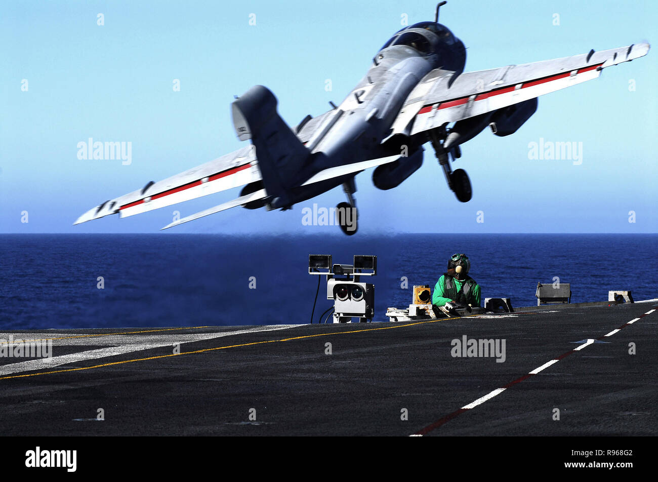 Un EA-6B Prowler assegnato al 'Yellowjackets' del Tactical Electronic Warfare Squadron uno tre otto (VAQ-138) si toglie dal ponte di volo come un Aviation Nostromi Mate si prepara a lanciare il prossimo aeromobile a bordo della Nimitz- classe portaerei USS John C. Stennis (CVN 74). Stati Uniti Foto di Marina di Massa lo specialista di comunicazione di terza classe Jon Hyde Foto Stock