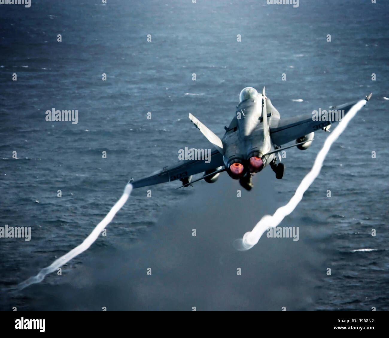 Un F/A-18C Hornet lancia dal ponte di volo dell'Nimitz-class portaerei USS Dwight D. Eisenhower CVN (69). Stati Uniti Foto di Marina di Massa Specialista comunicazione Seaman David Danals Foto Stock