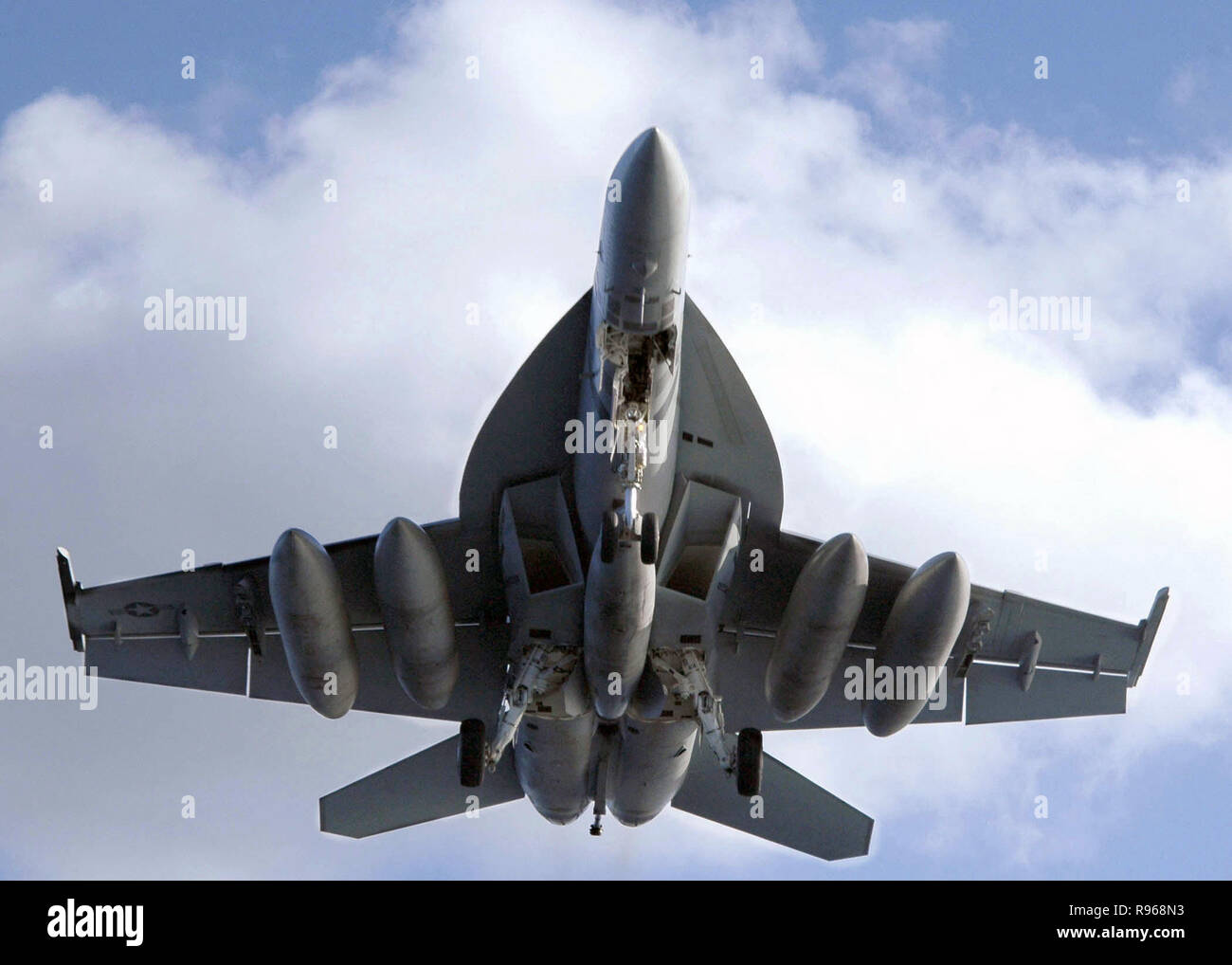 Un US Navy (USN) F/A-18F Super Hornet aeromobili, Strike Fighter Squadron 2 (VFA-2), i cacciatori di taglie, Naval Air Station (NAS) Oceana, Virginia (VA), mosche sovraccarico con ingranaggio e lembi verso il basso per un atterraggio a bordo della classe Nimitz portaerei USS ABRAHAM LINCOLN (CVN 72). US Navy foto di PHAN GEOFFREY LEWIS Foto Stock