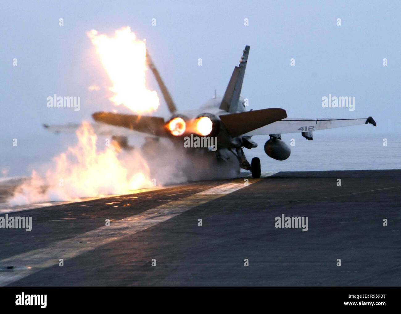 Un U.S. Marine Corps F/A-18C Hornet lancia con dopo fuochi accesi dal ponte di volo della portaerei USS Abraham Lincoln (CVN 72) operanti nell'Oceano Pacifico sulla sett. 15, 2004. La Hornet è con Marine Fighter Squadron di attacco 232. DoD foto di Sottufficiali di seconda classe Philip A. McDaniel, U.S. Navy Foto Stock