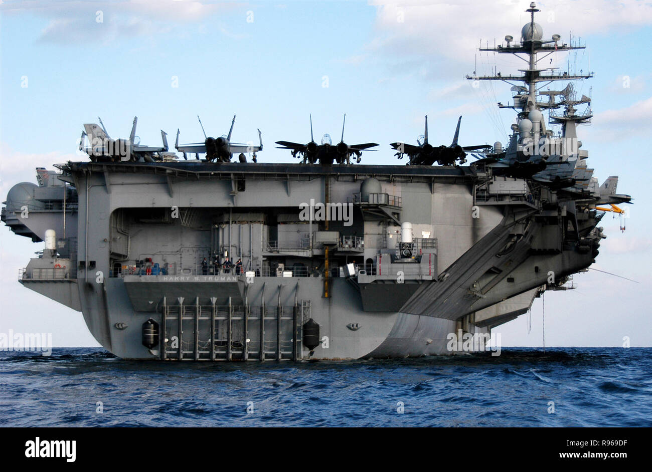 La portaerei USS Harry Truman (CVN 75) nel Golfo Persico. Il Truman Strike gruppo e Carrier aria Wing 3 sono in conduzione chiudere il supporto aereo, intelligence, sorveglianza e ricognizione missioni oltre l'Iraq. DoD foto di Airman Roma J Toledo, U.S. Navy Foto Stock