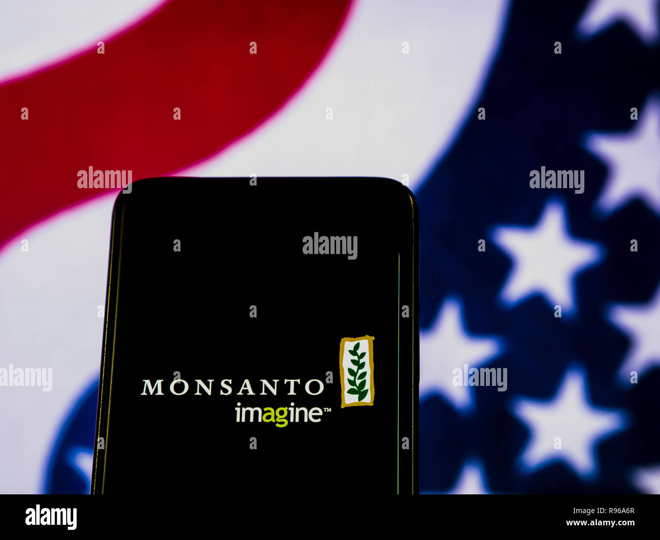 Agrochimica Monsanto Company logo che si vede visualizzato sul telefono intelligente Foto Stock