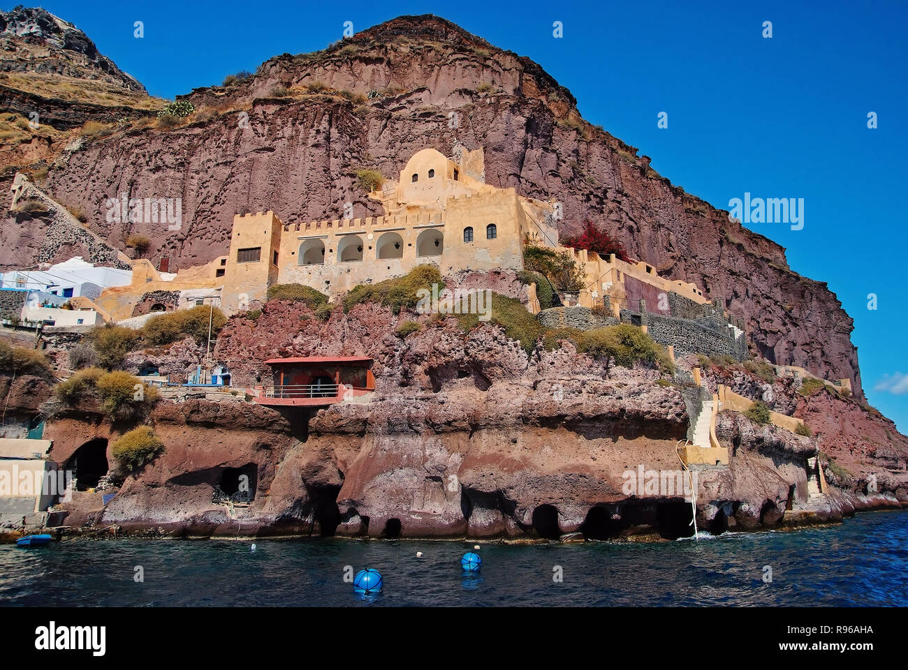 Vacanze estive e vacanze in Grecia a costruzioni di case sulla isola di  Santorini sulla montagna Foto stock - Alamy