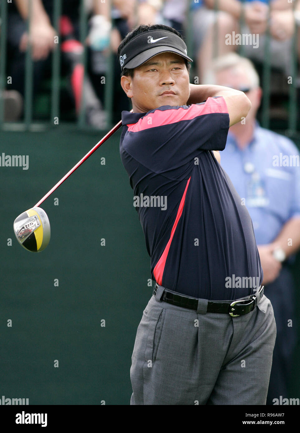 K.J. Choi dalla Corea del Sud tees off al primo foro durante il round finale del World Golf Championships - CA Championship al Doral Resort e Spa a Doral, Florida il 23 marzo 2008. Foto Stock