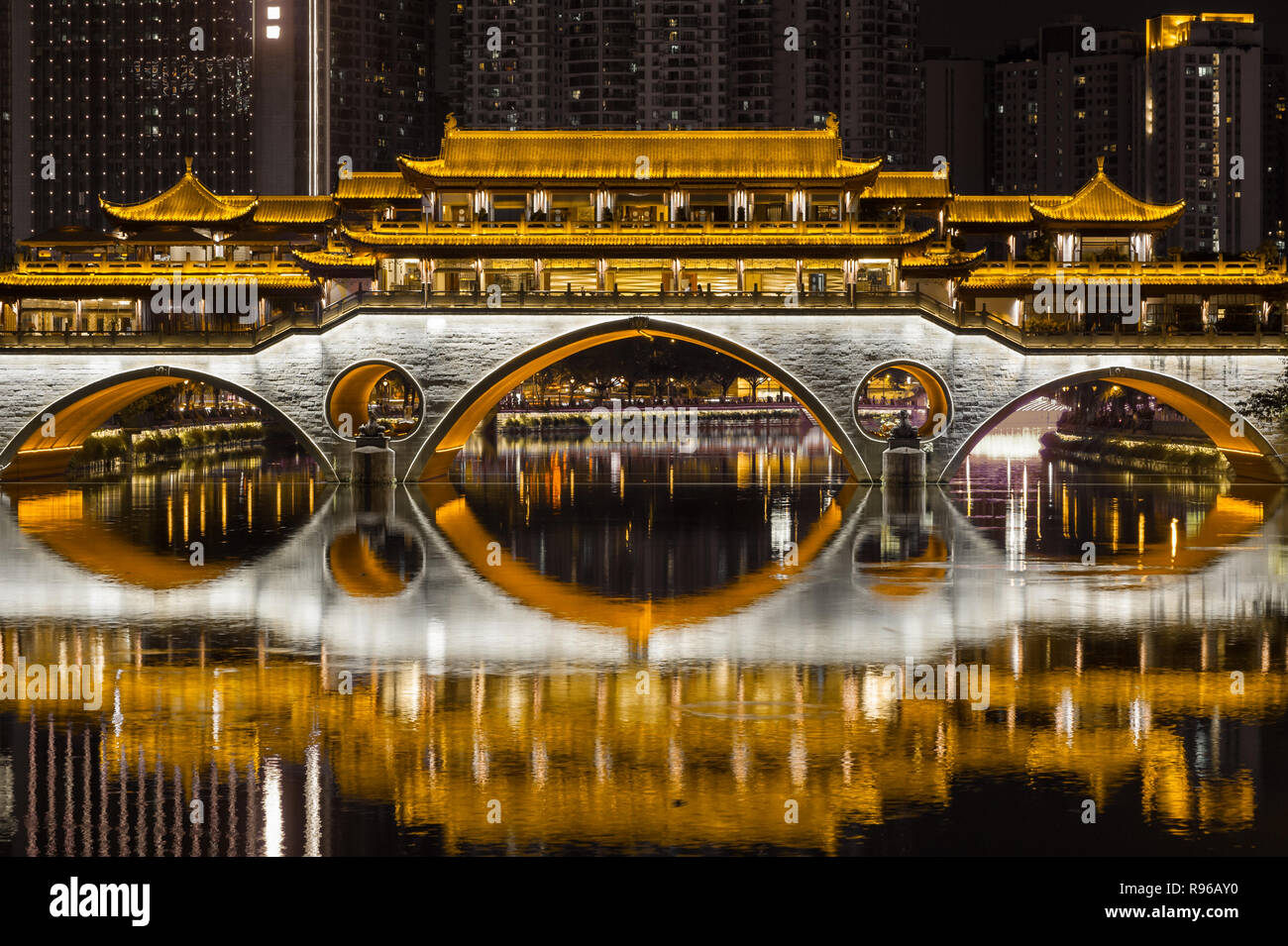 Chengdu Anshun bridge di notte riflettendo in JinJiang fiume scuro e colori oro nella provincia di Sichuan, in Cina Foto Stock