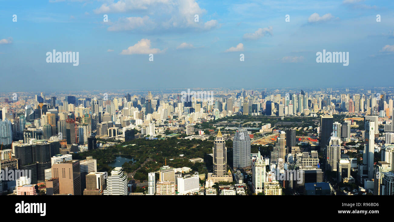 Skyline di Bangkok con Parco Lumphinee e l'area di Sukhumvit della città. Foto Stock