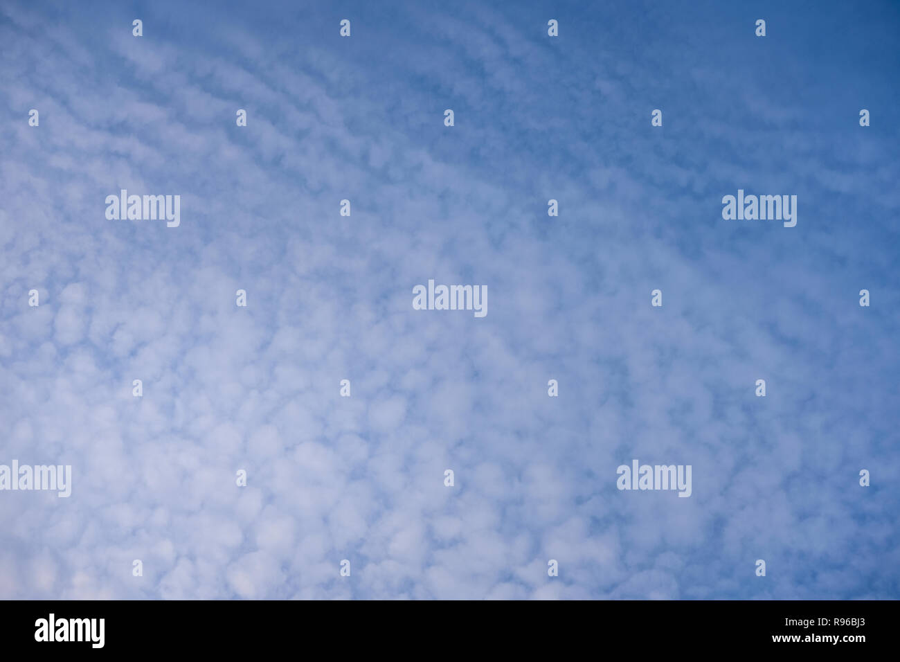 Esotico di soffici nuvole sul cielo blu Foto Stock