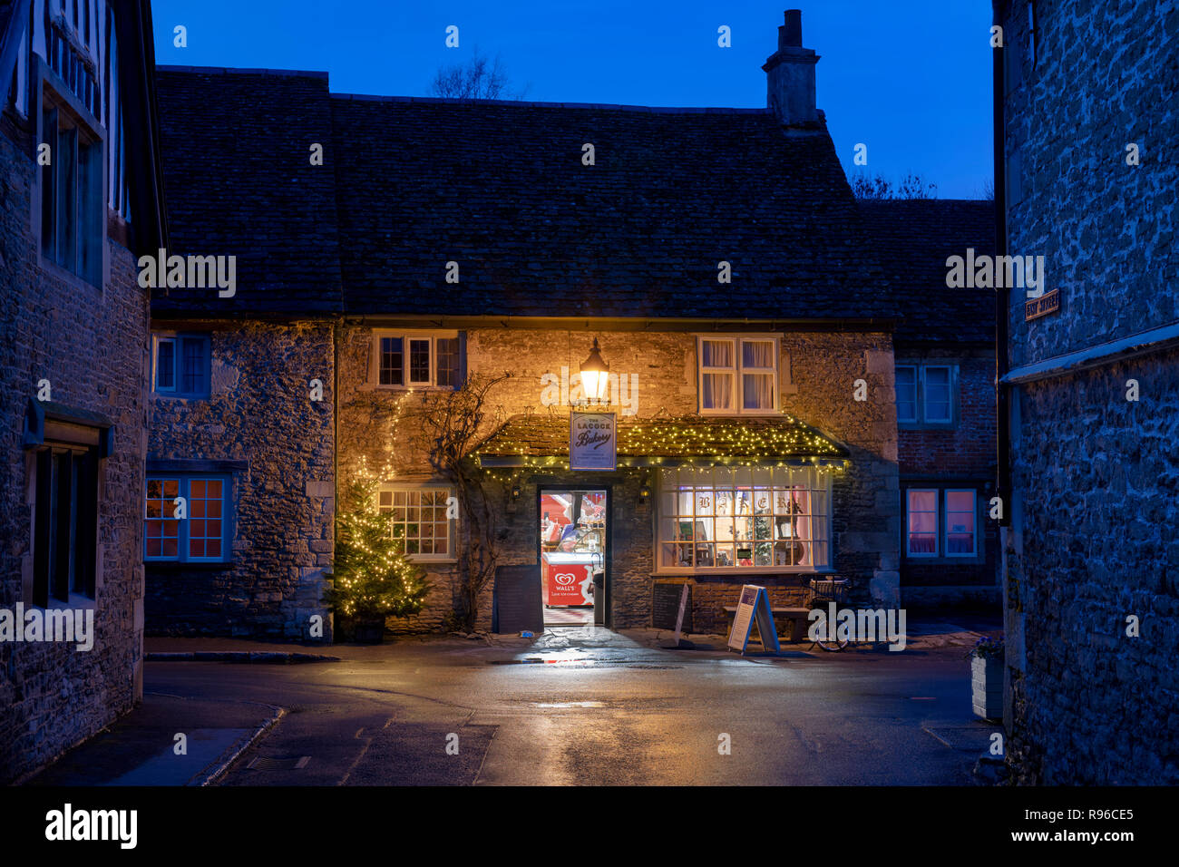 Lacock forno del paese di notte con un albero di natale e decorazioni. Lacock, Cotswolds, Wiltshire, Inghilterra Foto Stock