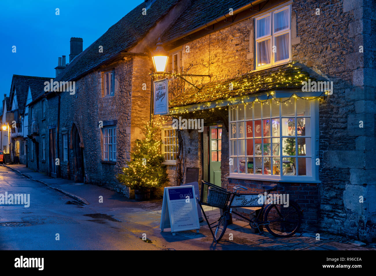 Lacock forno del paese di notte con un albero di natale e decorazioni. Lacock, Cotswolds, Wiltshire, Inghilterra Foto Stock