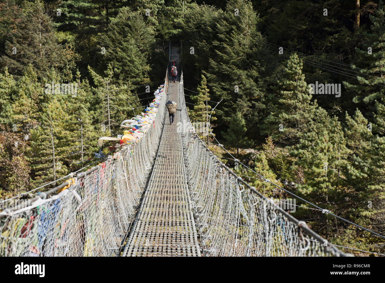 Ponte di sospensione al di sopra del Dudh Kosi, Campo Base Everest trek, Khumbu, in Nepal Foto Stock