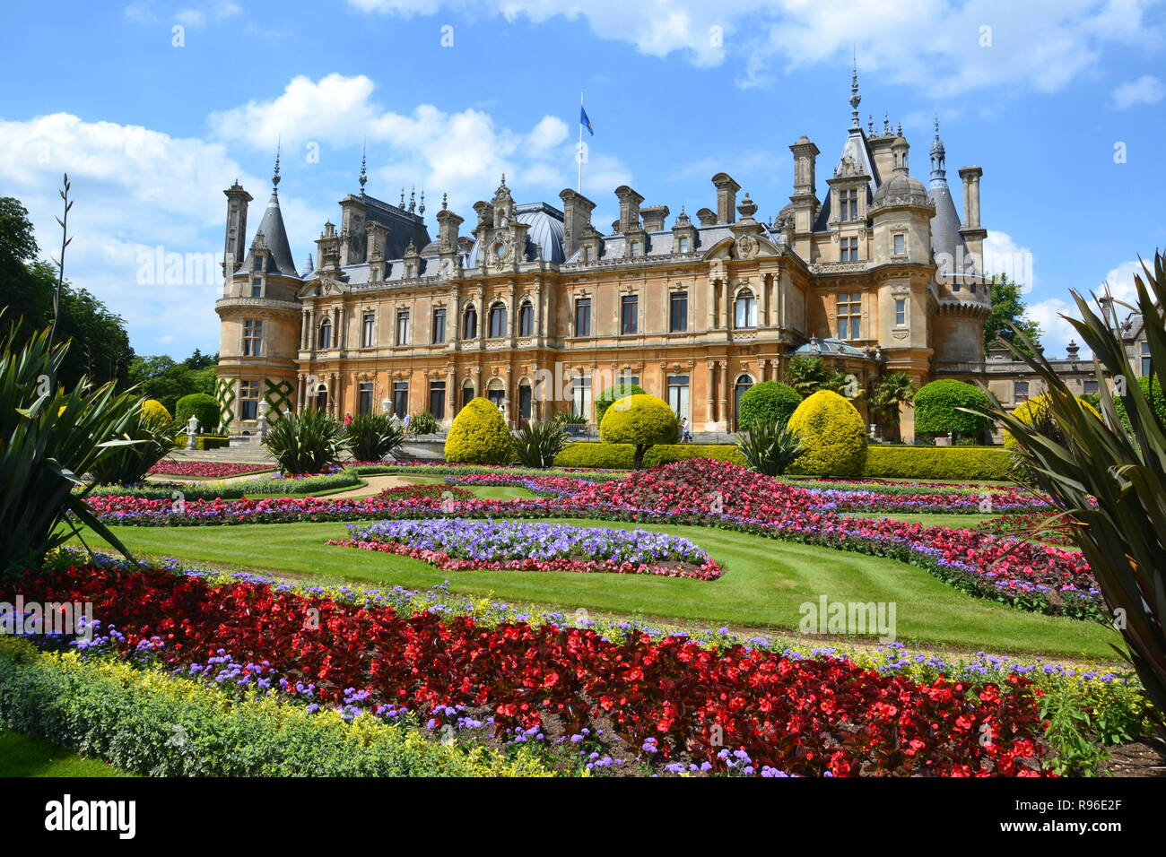 Waddesdon Manor, Aylesbury, Buckinghamshire. Regno Unito. Parterre giardini sul retro della casa. Foto Stock